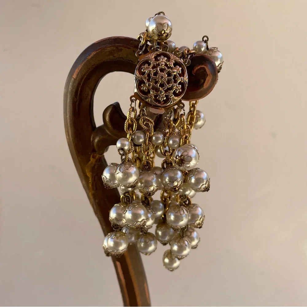 Vintage 1960s Gold Tone Faux Pearl Dangle Cluster Bracelet